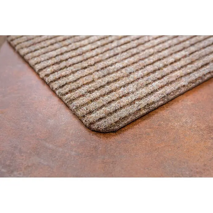 Fußmatte Rib Line Mini Sprint - 60 x 25 cm, Beige, Material Nutzschicht: 75 % Polypropylen, 25 % Polyester - Braune und beigefarbene gestreifte Fußmatte aus texturierten Lockenfasern auf einem rötlich-braunen Fliesenboden.
