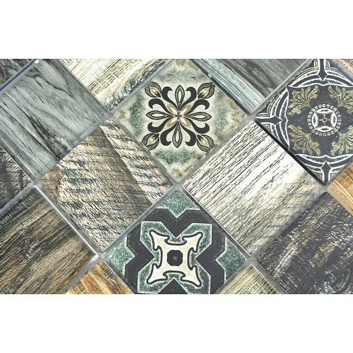 Mosaikfliese Quadrat Crystal XCM WOOD 500 - 30 x 30 cm, Grün/Braun, Glänzend - Nahaufnahme von keramischen Mosaikfliesen mit verschiedenen Mustern und Texturen, ideal für Wand- und Bodengestaltung.
