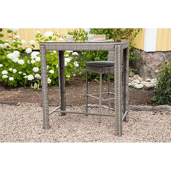 Ebuy24 Gartentisch Alo - L x B x H: 100 x 60 x 110 cm, Ø x H: 60 x 110 cm, Glas, Stahl, Korbmöbel, Sonstige, Grau - Grauer Outdoor-Bartisch aus Polyrattan mit passendem Hocker auf Kies.