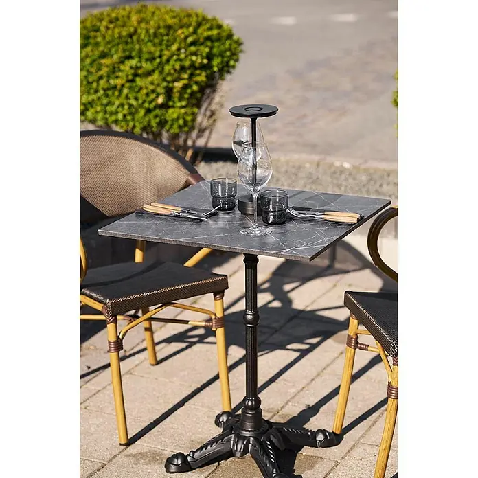 Ebuy24 Gartentisch Vivi - L x B x H: 60 x 60 x 73 cm, Ø x H: 60 x 73 cm, Aluminium, Sonstige, Grau - Quadratischer Bistrotisch mit schwarzer Marmoroptik-Platte und Gusseisenfuß, mit zwei Stühlen für den Außenbereich.