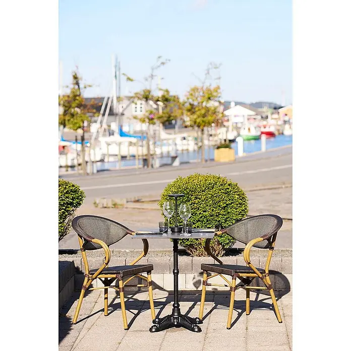 Ebuy24 Gartentisch Vivi - L x B x H: 60 x 60 x 73 cm, Ø x H: 60 x 73 cm, Aluminium, Sonstige, Grau - Bistrotisch mit dunkelgrauer Platte und schwarzem Fuß, gepaart mit zwei geflochtenen Rattan-Stühlen, draußen mit Weingläsern.