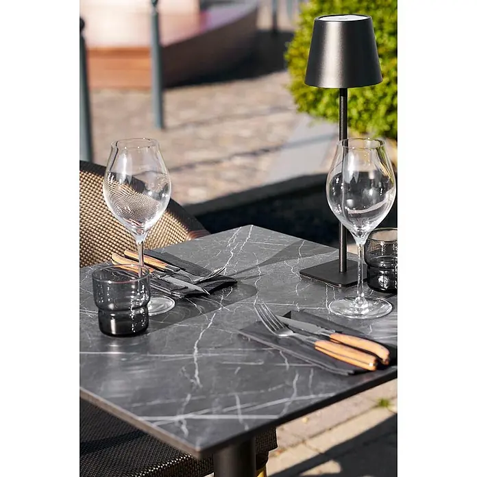 Ebuy24 Gartentisch Vivi - L x B x H: 60 x 60 x 73 cm, Ø x H: 60 x 73 cm, Aluminium, Sonstige, Grau - Kleine schwarze tragbare Tischlampe auf einem dunklen Marmortisch in einem Essbereich im Freien.