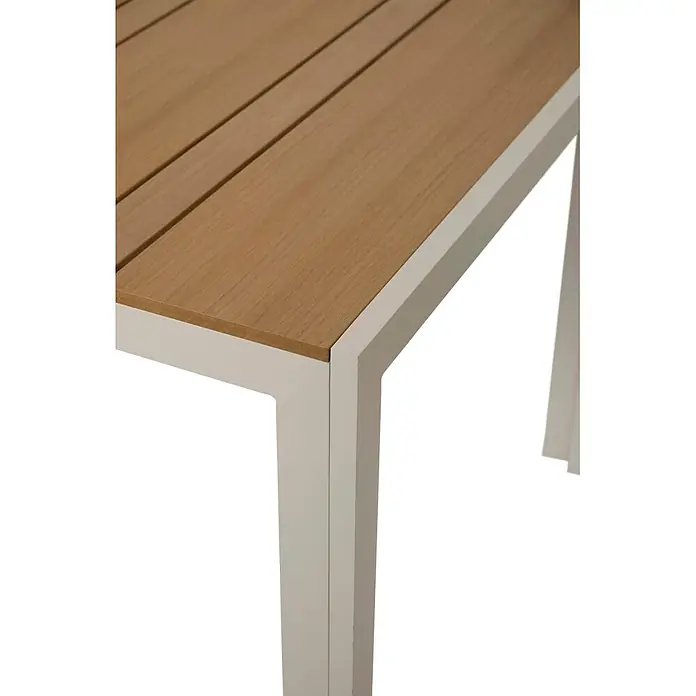Ebuy24 Gartentisch Noah - L x B x H: 90 x 205 x 74 cm, Ø x H: 205 x 74 cm, Aluminium, Nonwood, Sonstige, Teak - Nahaufnahme einer Tischecke mit einer Lattenholzplatte und einem hellgrauen Metallrahmen.