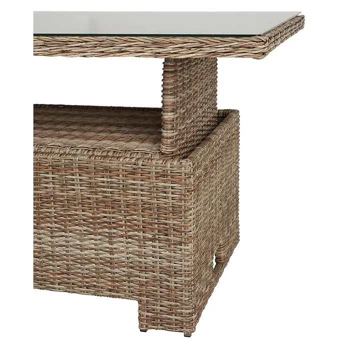Ebuy24 Gartentisch Gram - L x B x H: 84 x 134 x 68 cm, Ø x H: 134 x 68 cm, Aluminium, Rattan, Glas Rattan = Polyrattan, Sonstige, Holz - Nahaufnahme eines hellbraunen Rattan-Couchtischs mit Glasplatte und Ablagefach.
