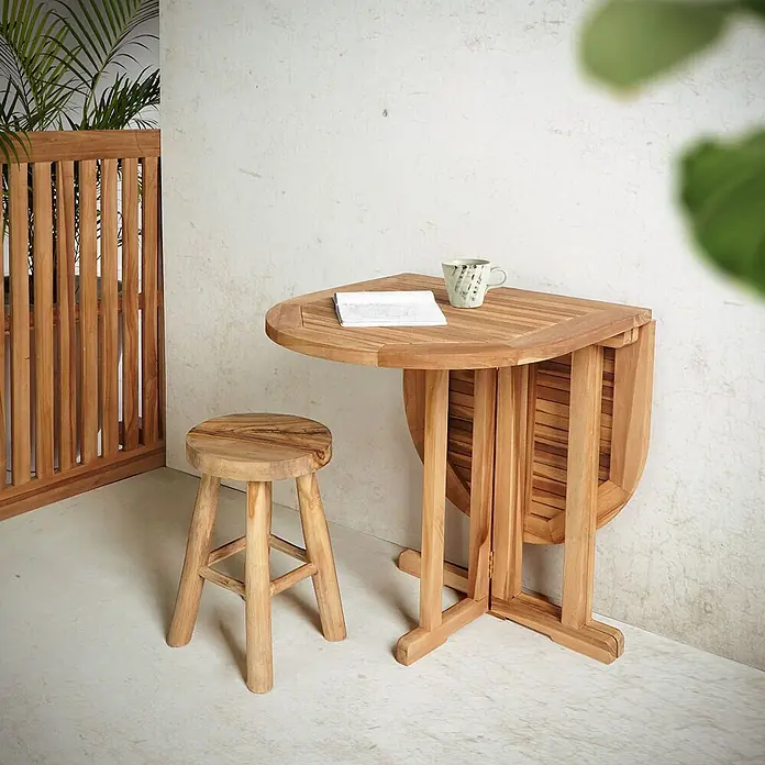 Ebuy24 Gartentisch Huelva - L x B x H: 120 x 60 x 75 cm, Ø x H: 60 x 75 cm, Teak, Sonstige, Teak Dekor - Klappbarer Ecktisch aus Naturholz mit Buch und Tasse, dazu passender Hocker, ideal für kleine Räume.