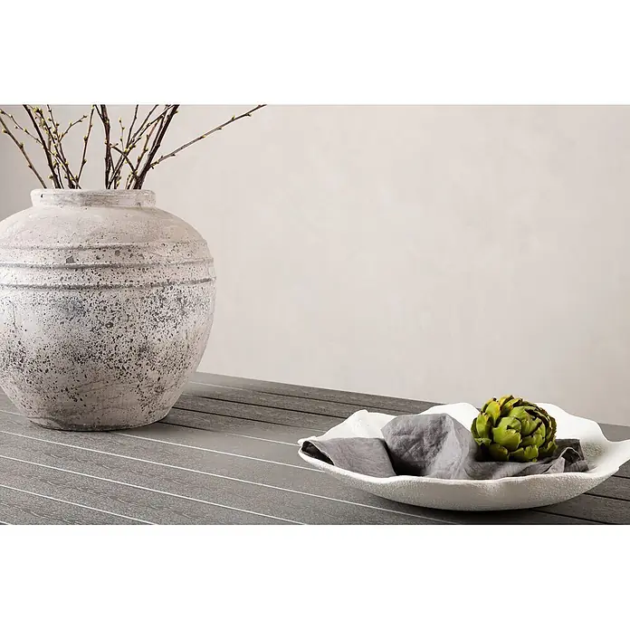 Ebuy24 Gartentisch Break - L x B x H: 90 x 205 x 74 cm, Ø x H: 90 x 74 cm, Aintwood, Aluminium, Sonstige, Weiß - Große, texturierte graue Vase mit Zweigen und weiße Dekoschale mit grauer Serviette und Artischocke auf dunklem Lattenrosttisch.