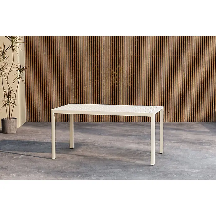 Ebuy24 Gartentisch Giardini - L x B x H: 150 x 85 x 72 cm, Ø x H: 85 x 72 cm, Aluminium, Beige - Rechteckiger hellfarbiger Gartentisch mit Lattenplatte auf einer Terrasse.