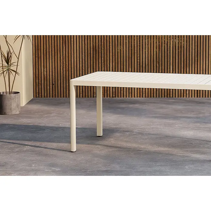 Ebuy24 Gartentisch Giardini - L x B x H: 150 x 85 x 72 cm, Ø x H: 85 x 72 cm, Aluminium, Beige - Cremefarbener, rechteckiger Esstisch mit Lattenplatte für den Außenbereich auf einer Terrasse.