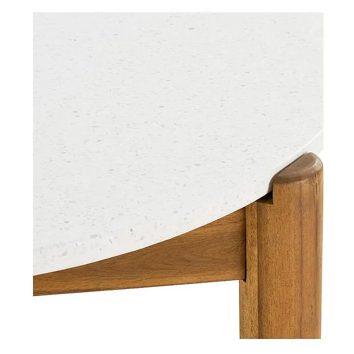 Ebuy24 Gartentisch Tirsa - L x B x H: 95 x 210 x 76 cm, Ø x H: 210 x 76 cm, Akazie, Terrazzo, Sonstige, Natur - Nahaufnahme eines Tisches mit weiß gesprenkelter Platte und hellbraunem Holzfuß.