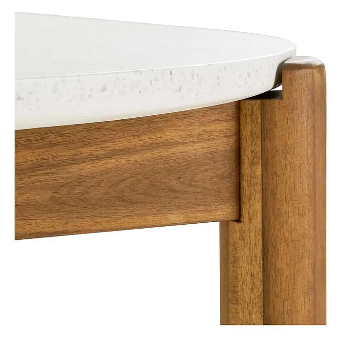 Ebuy24 Gartentisch Tirsa - L x B x H: 95 x 210 x 76 cm, Ø x H: 210 x 76 cm, Akazie, Terrazzo, Sonstige, Natur - Nahaufnahme eines Tisches mit weißer gesprenkelter Platte und hellbraunem Holzrahmen.