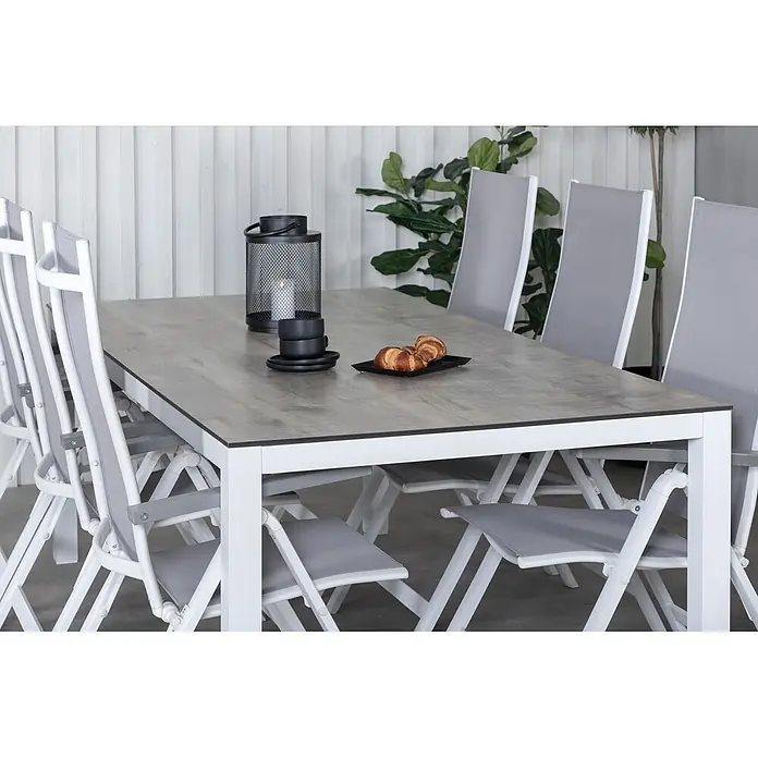Ebuy24 Gartentisch Llama - L x B x H: 205 x 100 x 75 cm, Ø x H: 100 x 75 cm, Aluminium, HPL, Sonstige, Weiß - Modernes Outdoor-Essgruppe: Tisch in grauer Holzoptik, weißes Gestell und passende Klappstühle mit grauen Stoffbezügen.