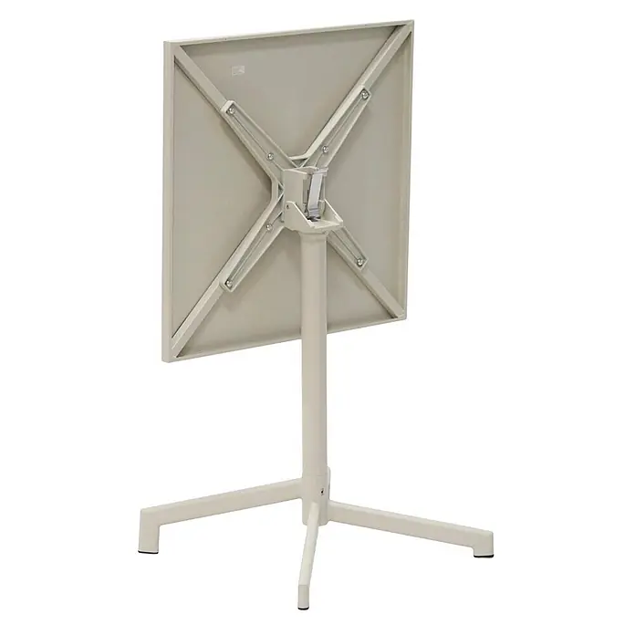 Ebuy24 Gartentisch Adam - L x B x H: 60 x 60 x 73 cm, Ø x H: 60 x 73 cm, Stahl, Sonstige, Sandfarben - Unterseite eines beigefarbenen quadratischen Klapptisches aus Metall, mit X-förmiger Stütze, Klappmechanismus und Dreifuß-Basis.