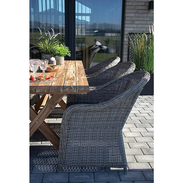 Ebuy24 Gartentisch Muline - L x B x H: 200 x 90 x 75 cm, Ø x H: 90 x 75 cm, Recyceltes Teakholz massiv, Sonstige, Braun - Outdoor-Esstisch aus Holz mit grauen Korbstühlen auf einer Terrasse, gedeckt mit Erdbeeren und Gläsern.