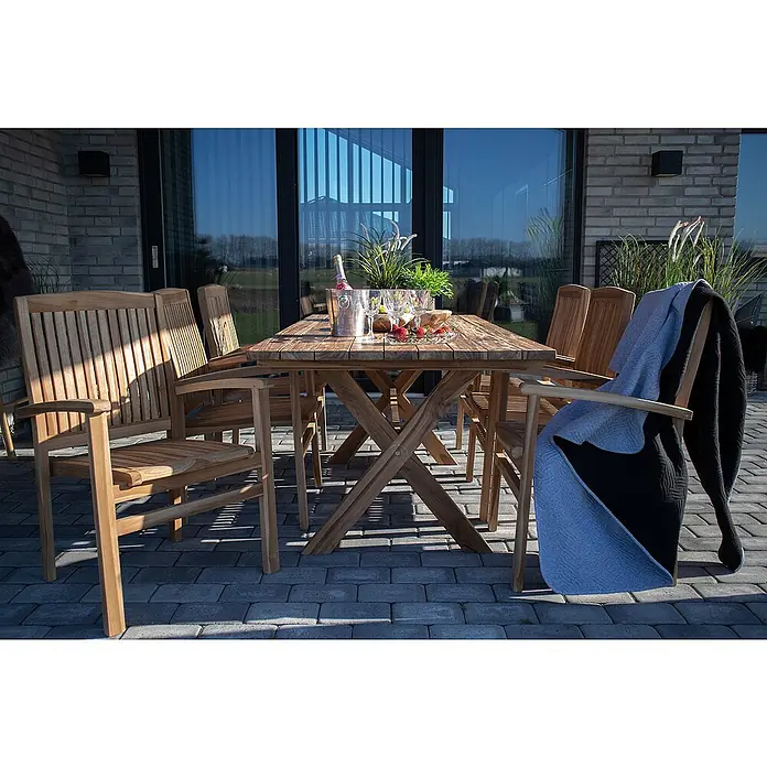 Ebuy24 Gartentisch Muline - L x B x H: 200 x 90 x 75 cm, Ø x H: 90 x 75 cm, Recyceltes Teakholz massiv, Sonstige, Braun - Teakholz-Gartenset mit rechteckigem Tisch und Stühlen, auf einer Terrasse mit Getränken und Snacks.