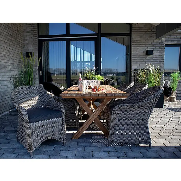 Ebuy24 Gartentisch Muline - L x B x H: 200 x 90 x 75 cm, Ø x H: 90 x 75 cm, Recyceltes Teakholz massiv, Sonstige, Braun - Outdoor-Essgruppe mit Holztisch und grauen Korbstühlen auf gepflasterter Terrasse, dekoriert mit Getränken und Erdbeeren.