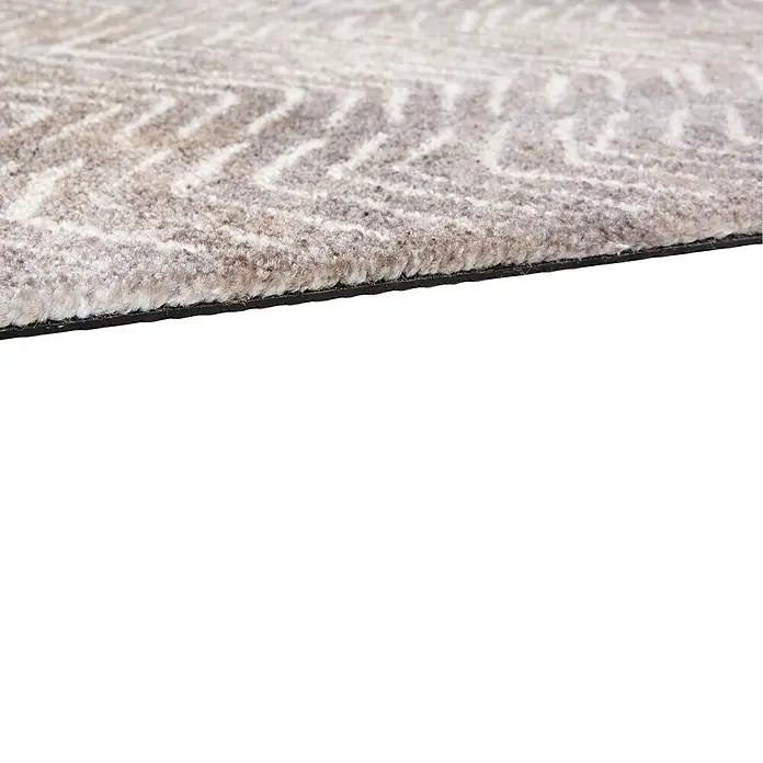 Fußmatte Manhattan - 70 x 50 cm, Taupe, Material Nutzschicht: 100 % Polyamid, Triangle - Nahaufnahme eines weichen, hellbraun-weiß gemusterten Teppichs mit seiner Textur und schwarzer rutschfester Unterseite.