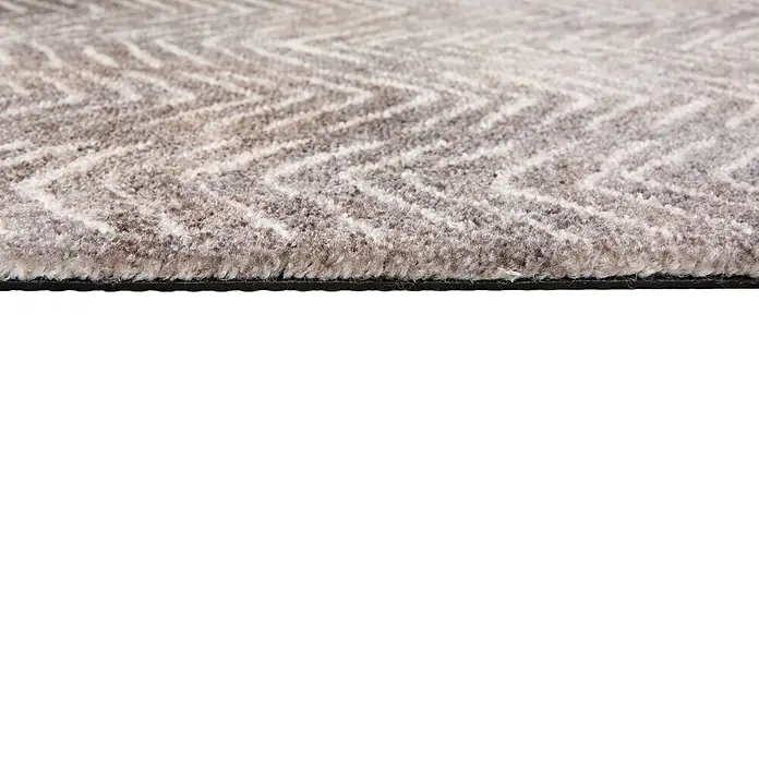 Fußmatte Manhattan - 70 x 50 cm, Taupe, Material Nutzschicht: 100 % Polyamid, Triangle - Nahaufnahme eines braun-beigen Teppichs mit weißem Chevron-Muster, zeigt seine weiche Textur und Dicke.