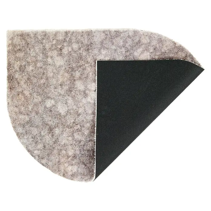 Fußmatte Malibu - 70 x 50 cm, Hellgrau, Material Nutzschicht: 100 % Polyamid, Terrazzo - Hellgrauer Plüschteppich, Ecke hochgeklappt zeigt dunkle, strukturierte Anti-Rutsch-Unterseite.