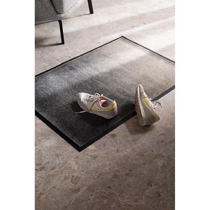 Fußmatte Miami - 100 x 67 cm, Grau, Material Nutzschicht: 100 % Polyamid, Verlauf - Dunkelgrauer Verlaufsteppich mit schwarzem Rand, auf Marmorboden mit weißen Turnschuhen zur Größenanzeige.