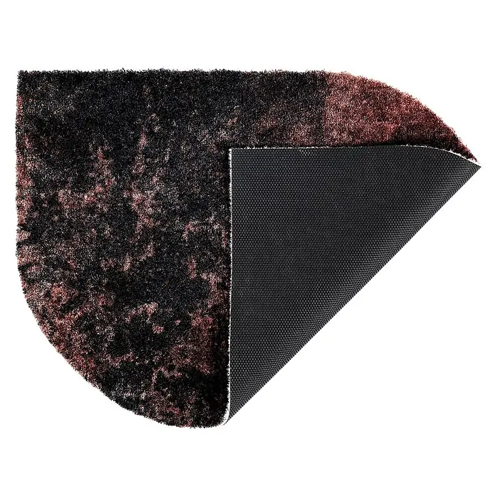 Fußmatte Malibu - 70 x 50 cm, Anthrazit/Braun, Material Nutzschicht: 100 % Polyamid, Vintage - Dunkelbrauner Hochflor-Teppich, teilweise umgeklappt, um die schwarze rutschfeste Unterseite zu zeigen.