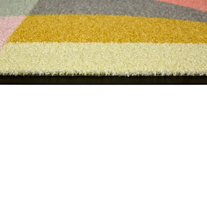 Fußmatte Bellevue - 70 x 50 cm, Bunt, Material Nutzschicht: 100 % Polyamid, Grafik - Mehrfarbiger, strukturierter Teppich mit gelben, rosa, grünen und grauen Abschnitten, zeigt seine dunkle Unterseite.