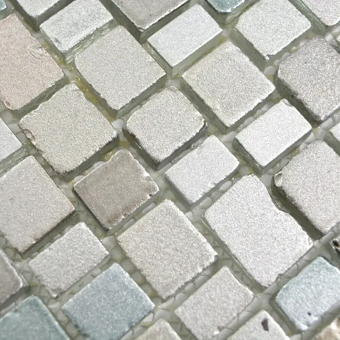 Mosaikfliese Crystaledge XCM GME 22 - 31,7 x 31,1 cm, Grau/Beige, Matt - Nahaufnahme eines Musters aus kleinen, quadratischen Mosaikfliesen mit einer leicht schimmernden Oberfläche. Ideal für stilvolle Wand- und Bodengestaltung.