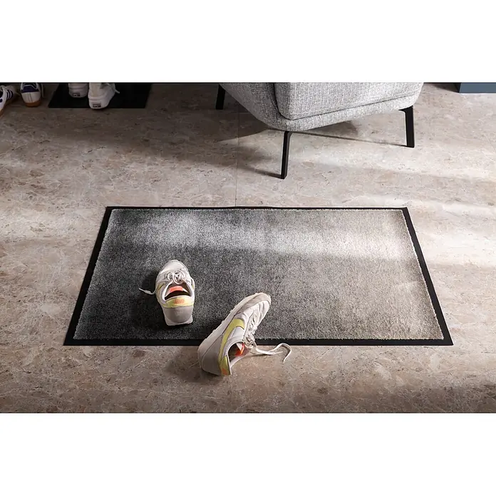 Fußmatte Miami - 100 x 67 cm, Grau, Material Nutzschicht: 100 % Polyamid, Verlauf - Grau-weiße rechteckige Fußmatte mit Farbverlauf und schwarzem Rand, mit Schuhen in Innenräumen.