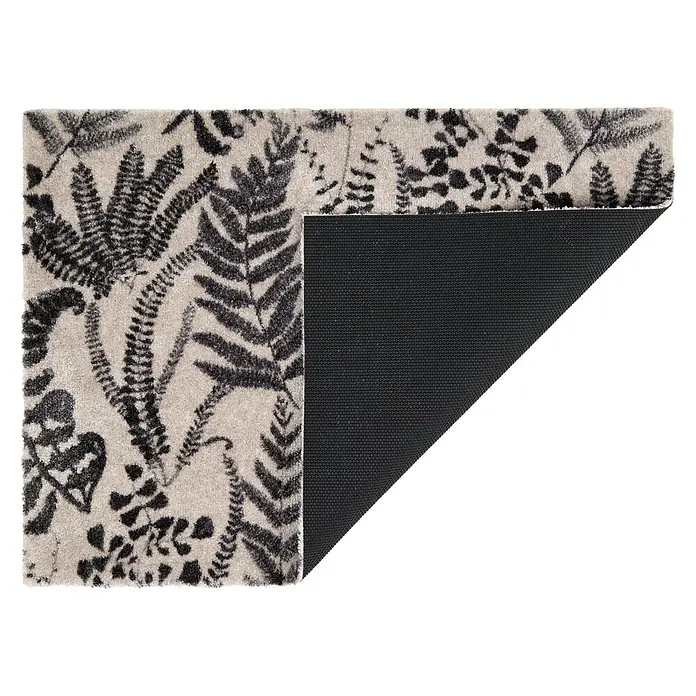 Fußmatte Malibu - 70 x 50 cm, Creme, Material Nutzschicht: 100 % Polyamid, Farn - Heller Teppich mit dunklem Farnmuster, eine Ecke hochgeklappt zeigt die schwarze Anti-Rutsch-Unterseite.