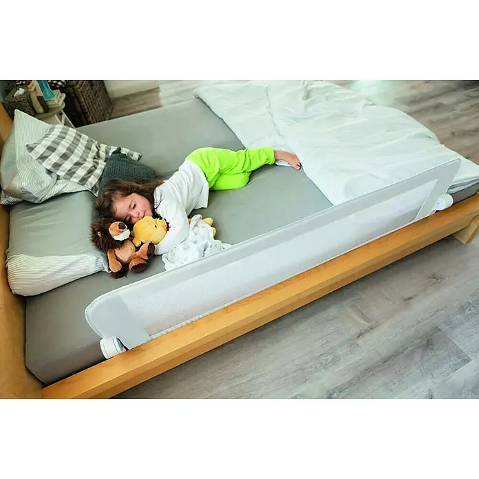 Abus Bettgitter Eric - Länge: 100 cm - Kind schläft friedlich im Bett mit einem Bettgitter, das vor dem Herausfallen schützt. Sicherheit und Komfort für erholsame Nächte.