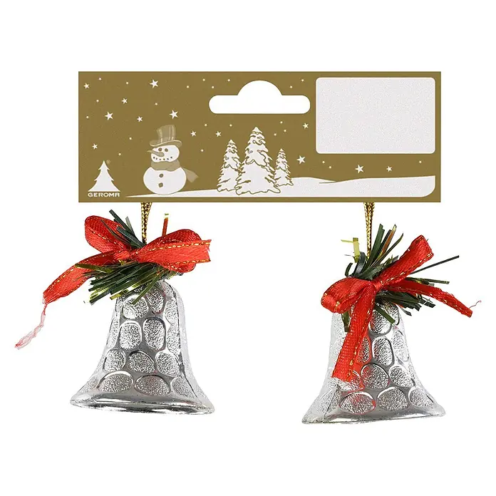 Geroma Christbaumschmuck - Silber, Rot, Grün, Kunststoff, 2 Stk. - Zwei silberne Weihnachtsglocken mit roten Schleifen und grünem Lametta, befestigt an einem goldenen Geschenkanhänger mit Schneemann und Winterszene.