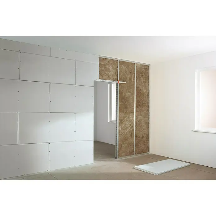 Knauf Gipskartonplatte Miniboard GKB - 1.200 x 600 x 12,5 mm - Innenaufnahme eines Raumes mit halbverkleideten Wänden mit Gipskartonplatten, die eine unvollendete Konstruktion zeigen.