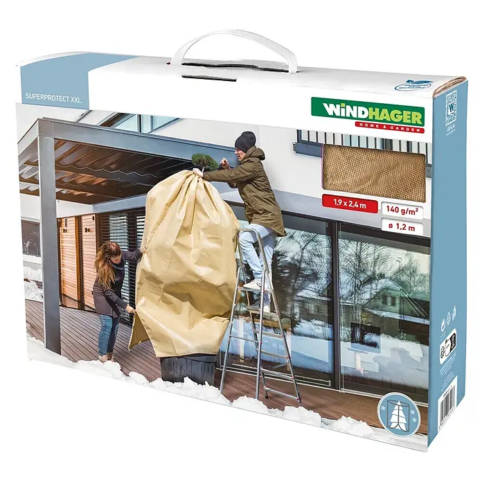Windhager Winterschutzvlies - L x B: 2,4 x 1,9 m, Beige, 140 g/m² - WINDHAGER SUPERPROTECT XXL Pflanzenschutzhülle in Beige, auf der Verpackung, die die Verwendung zur Pflanzenabdeckung im Winter zeigt.