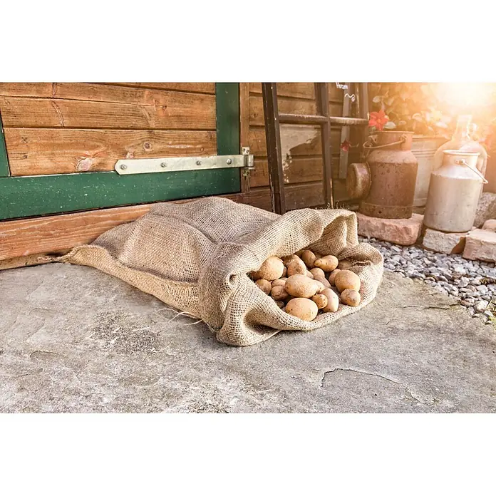 Windhager Gartensack - L x B: 60 x 80 cm, Beige - Jutesack voller frischer Kartoffeln auf Steinboden vor einer Holzwand.