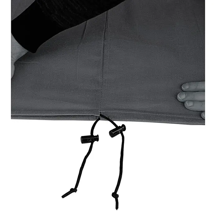 Windhager Abdeckhaube - Hirsch-Motiv, XL, L x B: 1,1 x 1,1 m, Grau - Hände passen eine graue Stoffabdeckung mit schwarzen Kordelzügen und Stoppern an.
