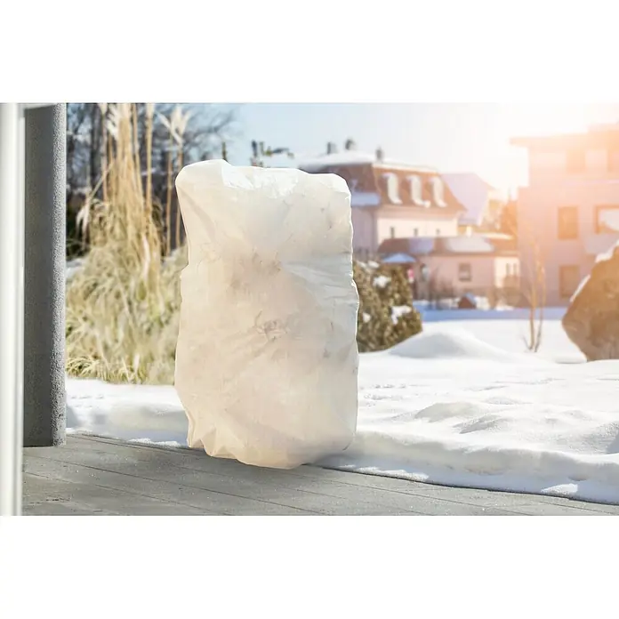 Windhager Winterschutzvlies - 2,5 x 1,5 m, Beige, Garten, 50 g/m² - Weißer, lichtdurchlässiger Pflanzen-Winterschutz auf einem verschneiten Deck, schützt eine Pflanze vor den Winterelementen.