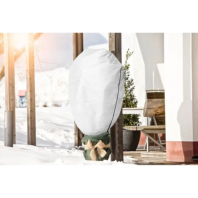 Windhager Abdeckhaube Protect XL - XL, 1,3 x 1,6 m - Weiße Winterschutzhülle mit grünem Jutefuß und beiger Schleife, schützt eine Pflanze im Schnee im Freien.