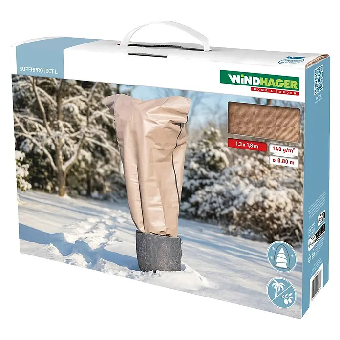 Winterschutzhaube Superprotect - L x H: 130 x 180 cm - Beiger Pflanzenschutzbeutel (1,3x1,8m) auf einer Topfpflanze im verschneiten Garten.