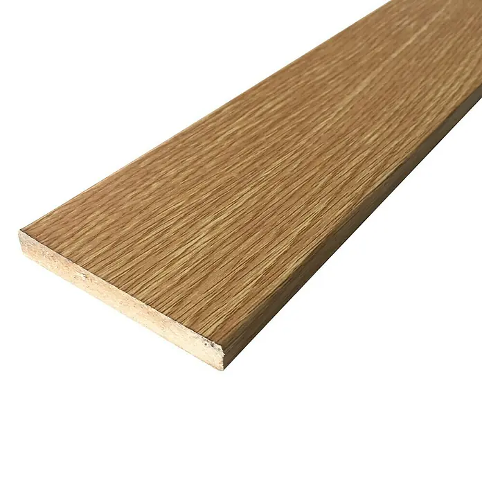 Rufete Tapeta de melamina - Roble, 223 cm x 70 mm x 10 mm, 1 ud. - Primer plano de una tabla de madera con grano visible, ideal para pisos o construcción de muebles, que muestra la belleza natural y la textura del material.