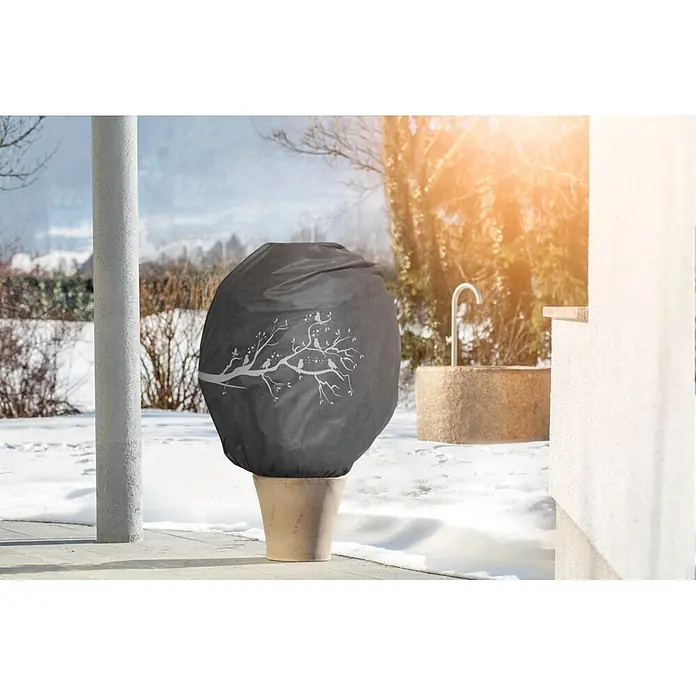 Windhager Abdeckhaube - Vogel-Motiv, XL, L x B: 1,1 x 1,1 m, Grau - Dunkelgrauer Pflanzenschutzbezug mit weißem Baum- und Vogelmotiv, der eine Topfpflanze im verschneiten Garten schützt.