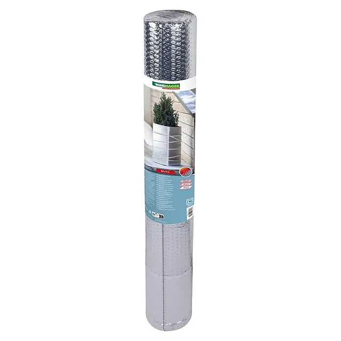 Windhager Kälteschutz - 1 x 0,5 m, Metall - Rolle silberner Noppenfolie zur Pflanzenfrostschutz, um einen Topf gewickelt dargestellt.