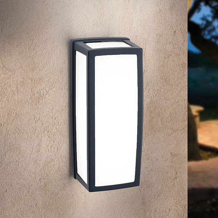 Orion Leuchten LED-Außenwandleuchte - IP54 - Rechteckige dunkelgraue Außenwandleuchte mit weißem Diffusor, an einer strukturierten Wand montiert.
