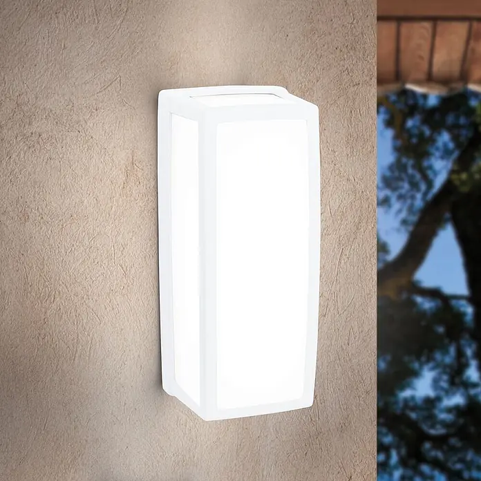 Orion Leuchten LED-Außenwandleuchte - 26 x 11,4 x 11,4 cm, IP54 - Weiße rechteckige Wandleuchte leuchtet an einer strukturierten Außenwand.