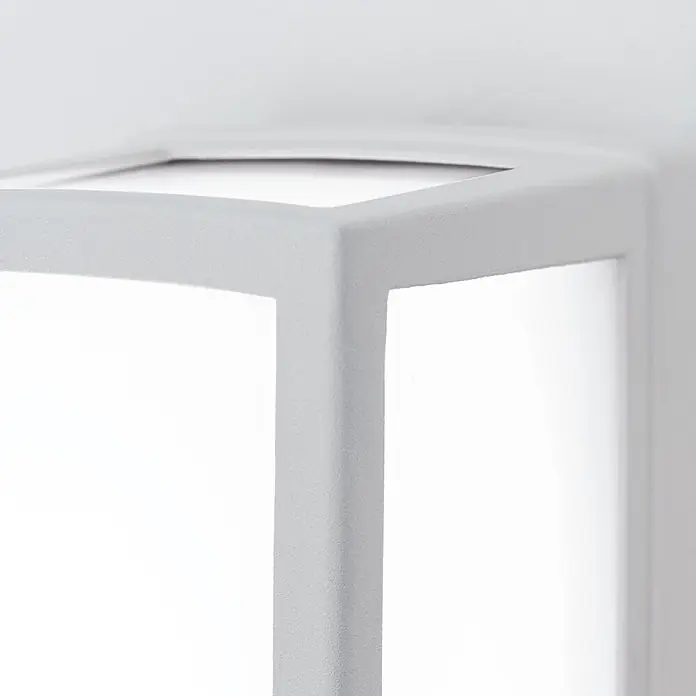 Orion Leuchten LED-Außenwandleuchte - 26 x 11,4 x 11,4 cm, IP54 - Nahaufnahme einer strukturierten, hellgrauen Wandlampe, die helles weißes Licht aus ihren rechteckigen Paneelen abstrahlt.
