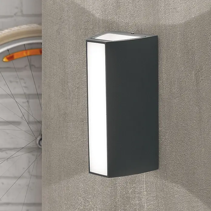 Orion Leuchten LED-Außenwandleuchte - 6,5 x 6,5 x 15,3 cm, IP65 - Dunkelgraue, rechteckige Außenwandleuchte an einer strukturierten Wand montiert.
