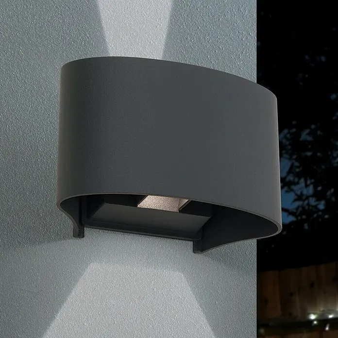 Orion Leuchten LED-Außenwandleuchte - 10 x 16,5 x 10 cm, IP54 - Dunkelgraue, gebogene Außenwandleuchte mit indirekter Beleuchtung nach oben und unten an einer strukturierten Wand.
