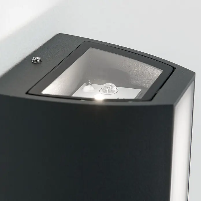 Orion Leuchten LED-Außenwandleuchte - 6,5 x 6,5 x 15,3 cm, IP65 - Dunkelgraue, texturierte Wandleuchte mit klarer Glasplatte und sichtbarer LED-Lichtquelle.