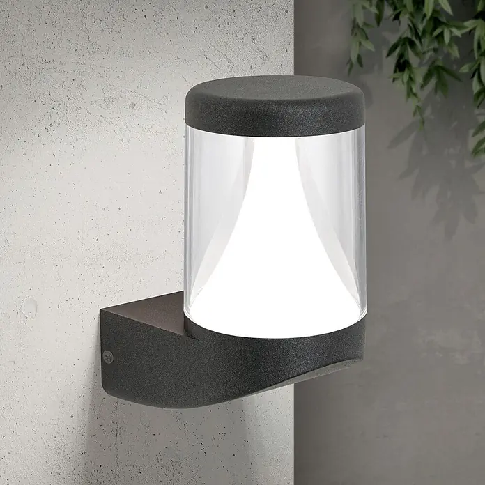 Orion Leuchten LED-Außenwandleuchte - 15,5 x 10,8 x 20 cm, IP65 - Dunkelgraue, strukturierte Außenwandleuchte mit klarem zylindrischem Diffusor, an Betonwand montiert, strahlt hellweißes Licht nach unten ab.