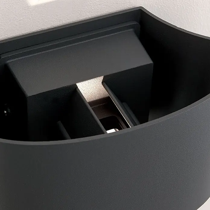 Orion Leuchten LED-Außenwandleuchte - 10 x 16,5 x 10 cm, IP54 - Dunkelgraue, texturierte, gebogene Wandleuchte, die warmes Licht nach oben und unten ausstrahlt.