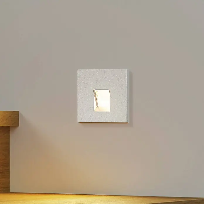 Arcchio Wandleuchte Vexi - L x B x H: 7,5 x 7,5 x 7,5 cm, alu / grau / zink - Quadratische, hellgraue, texturierte Wandleuchte, die warmes Licht nach unten wirft.