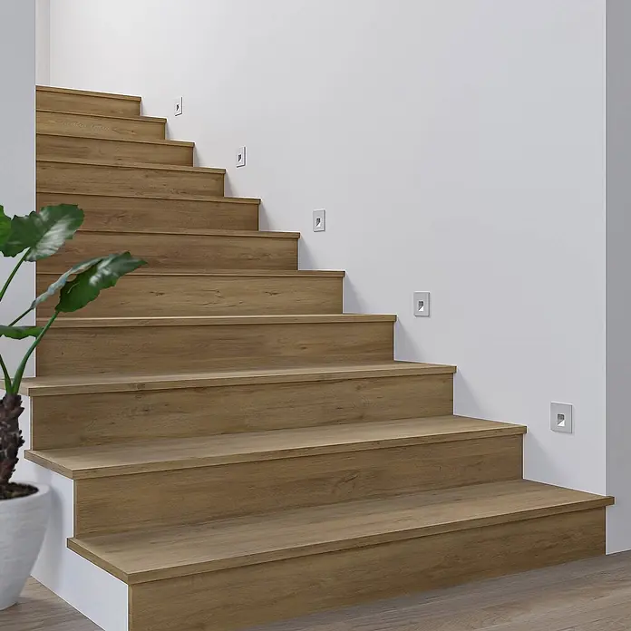 Arcchio Wandleuchte Vexi - L x B x H: 7,5 x 7,5 x 7,5 cm, alu / grau / zink - Helle Holztreppe mit integrierten quadratischen Stufenleuchten zur besseren Sichtbarkeit.